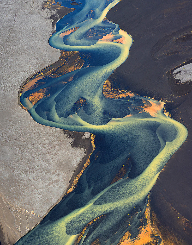 Illustration for article titled Absolutely Stunning Examples Of Lakes And Rivers With Unearthly Colors